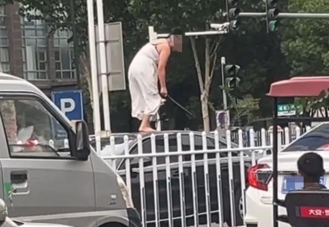 通报：系精神病发作家属愿意承担赔偿麻将胡了女子持械当街打砸多辆轿车(图3)